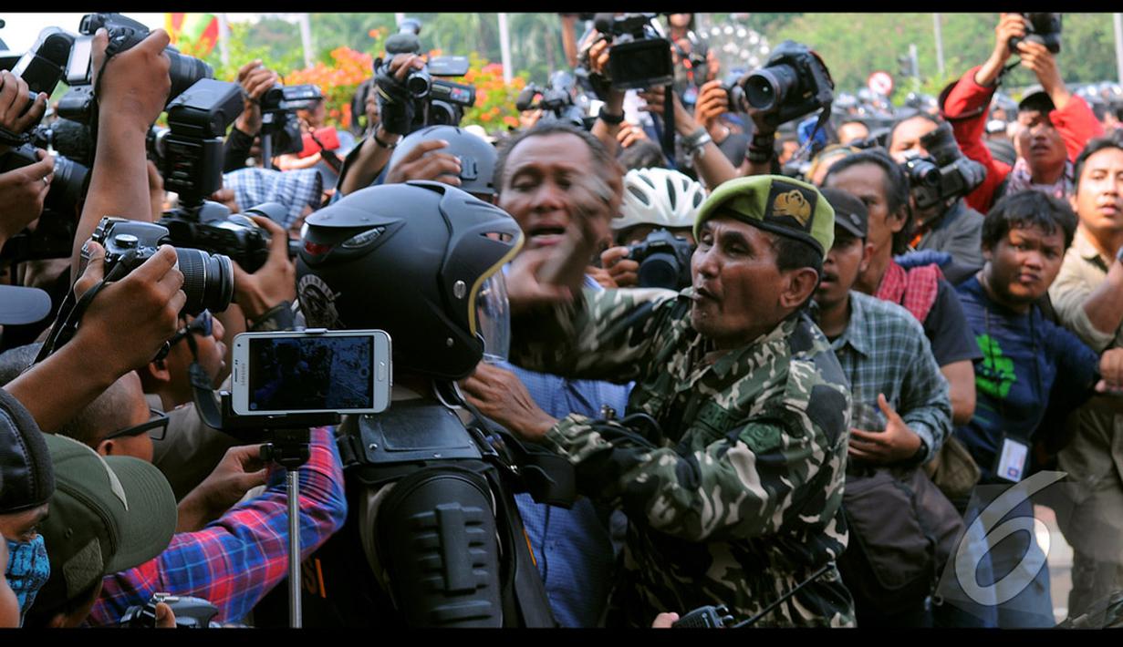 Seorang aparat diserang memicu bentrokan fisik antara aparat dengan massa Prabowo, Jakarta, Kamis (21/8/2014) (Liputan6.com/Faisal R Syam)