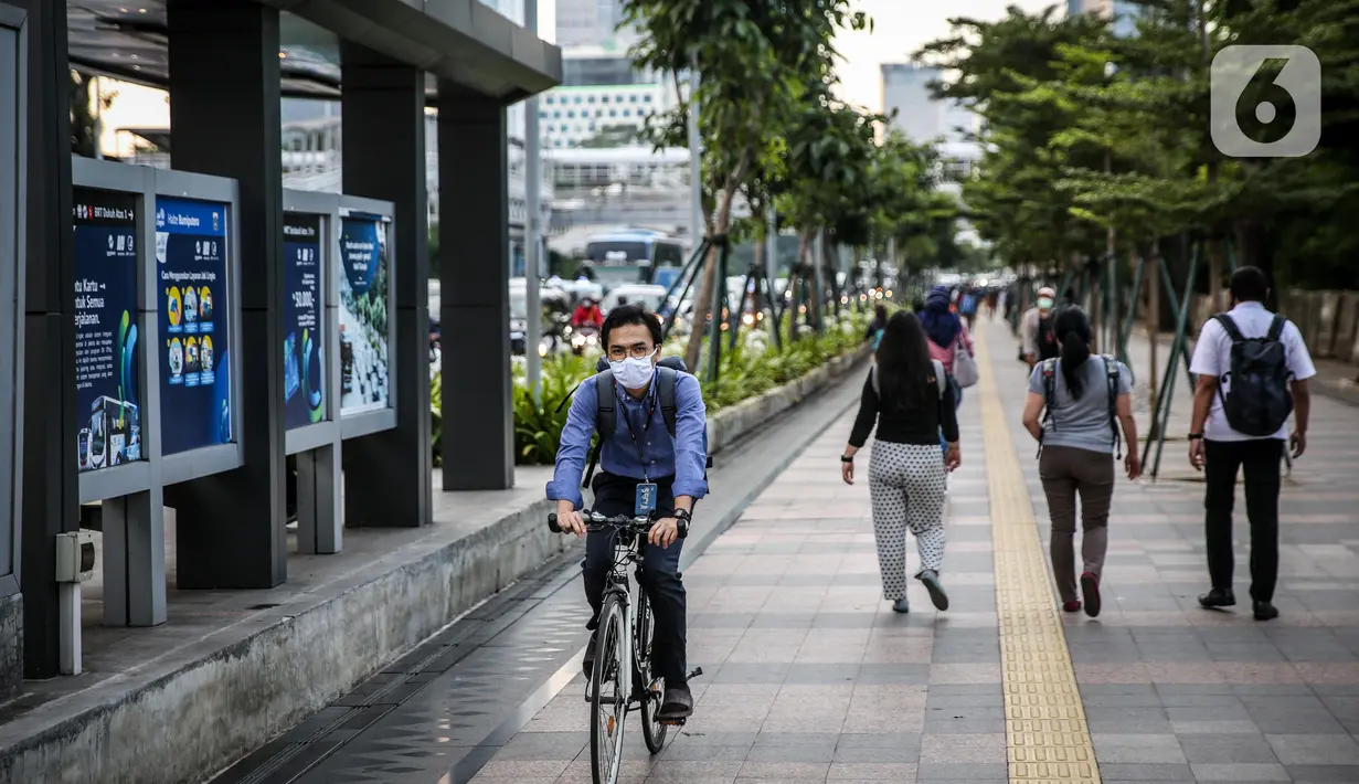 Suasana trotoar di Kawasan Sudirman, Jakarta, Senin (8/6/2020). Aktivitas perkantoran di Ibu Kota kembali beroperasi pada Senin (8/6) seiring penerapan Pembatasan Sosial Berskala Besar (PSBB) transisi. (Liputan6.com/Faizal Fanani)