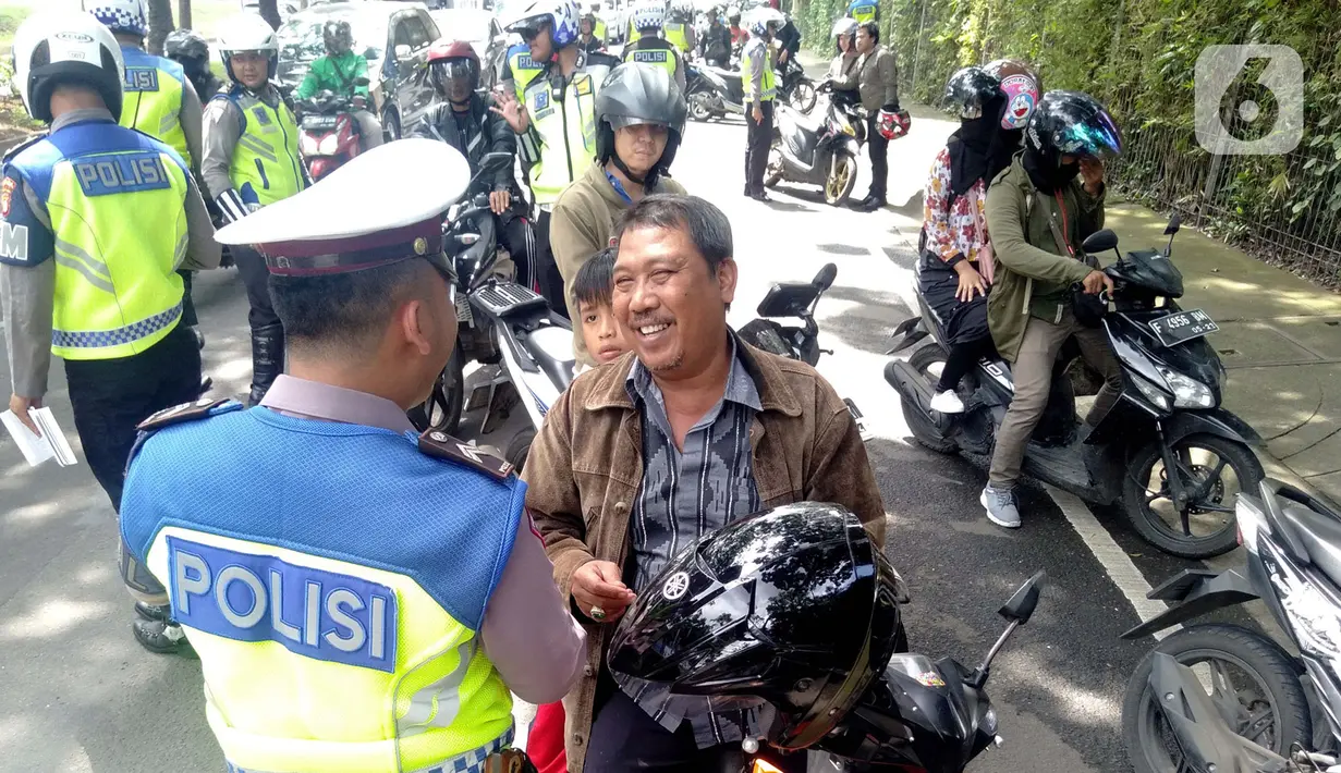 Polisi memeriksa surat kendaraan saat razia di kawasan BSD, Tangerang Selatan, Banten, Kamis (23/1/2020). Polres Tangerang Selatan menggelar razia untuk meningkatkan tertib berlalu lintas, disiplin kendaraan, dan mempersempit gerak pelaku kejahatan jalanan. (merdeka.com/Arie Basuki)