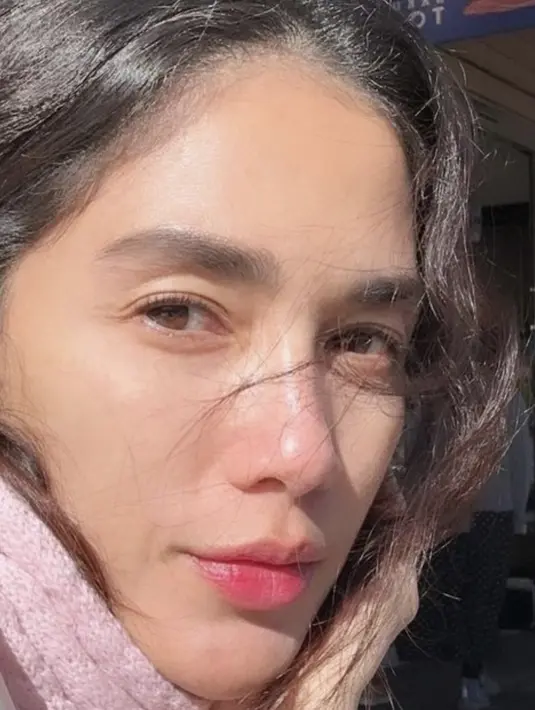 Kulitnya tampak begitu sehat tanpa cela yang terlihat. [Foto: Instagram/ Ussy Pratama]