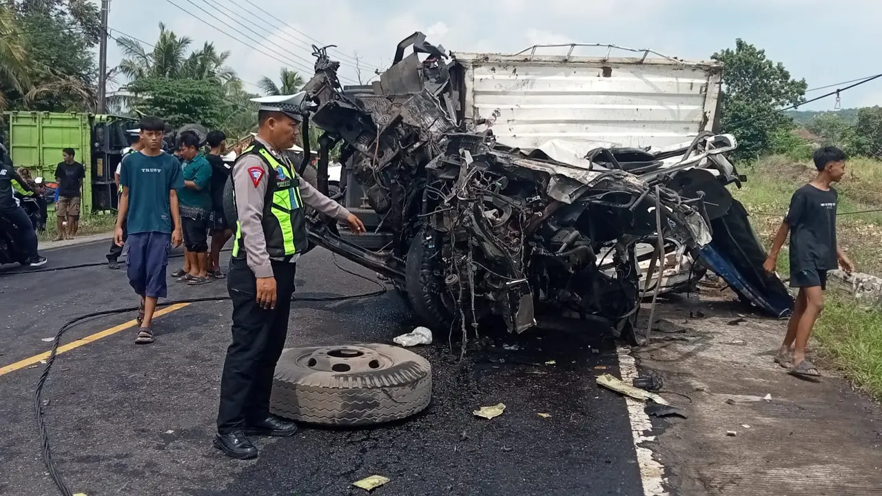 Kecelakaan maut melibatkan tiga kendaraan truk box terjadi di Jalan Lintas Sumatera (Jalinsum), Lampung Selatan.