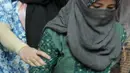 Pembantu rumah tangga (PRT) anggota DPR dari F-PPP, Ivan Haz berjalan keluar dari ruang sidang panel MKD di Jakarta, Senin (7/4). Mereka diperiksa sebagai saksi serta korban kasus penganiayaan yang diduga dilakukan Ivan Haz. (Liputan6.com/Johan Tallo)