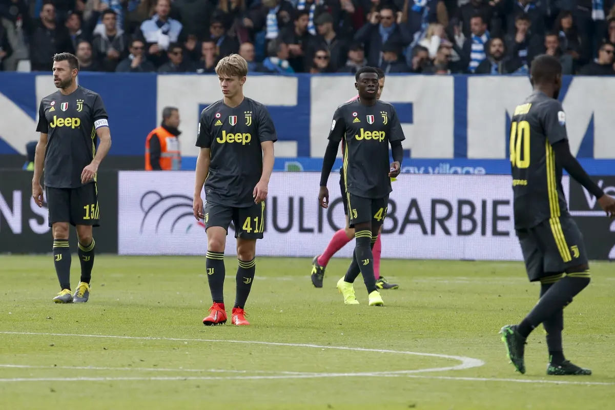 Pemain Juventus tertunduk lesu saat dikalahkan SPAL