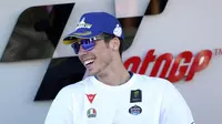 Pembalap Suzuki Ecstar, Joan Mir tersenyum saat merayakan Juara Dunia 2020 usai balapan di MotoGP Valencia di Sirkuit Ricardo Tormo di Valencia, Spanyol, Minggu (15/11/2020). (AP Photo/Alberto Saiz)