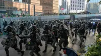 Polisi anti huru hara bergerak membubarkan demonstran pro demokrasi Hong Kong pada aksi protes terbaru akhir pekan, Minggu 15 September 2019 (AFP)