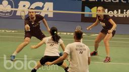 Pasangan Denmark, Mathias Christiansen/Sara Thygesen, melawan pasangan Indonesia, Praveen Jordan/Debby Susanto, di JCC, Selasa (13/6/2017). Pasangan Indonesia takluk  21-15, 19-21, 11-21. (Bola.com/M Iqbal Ichsan)