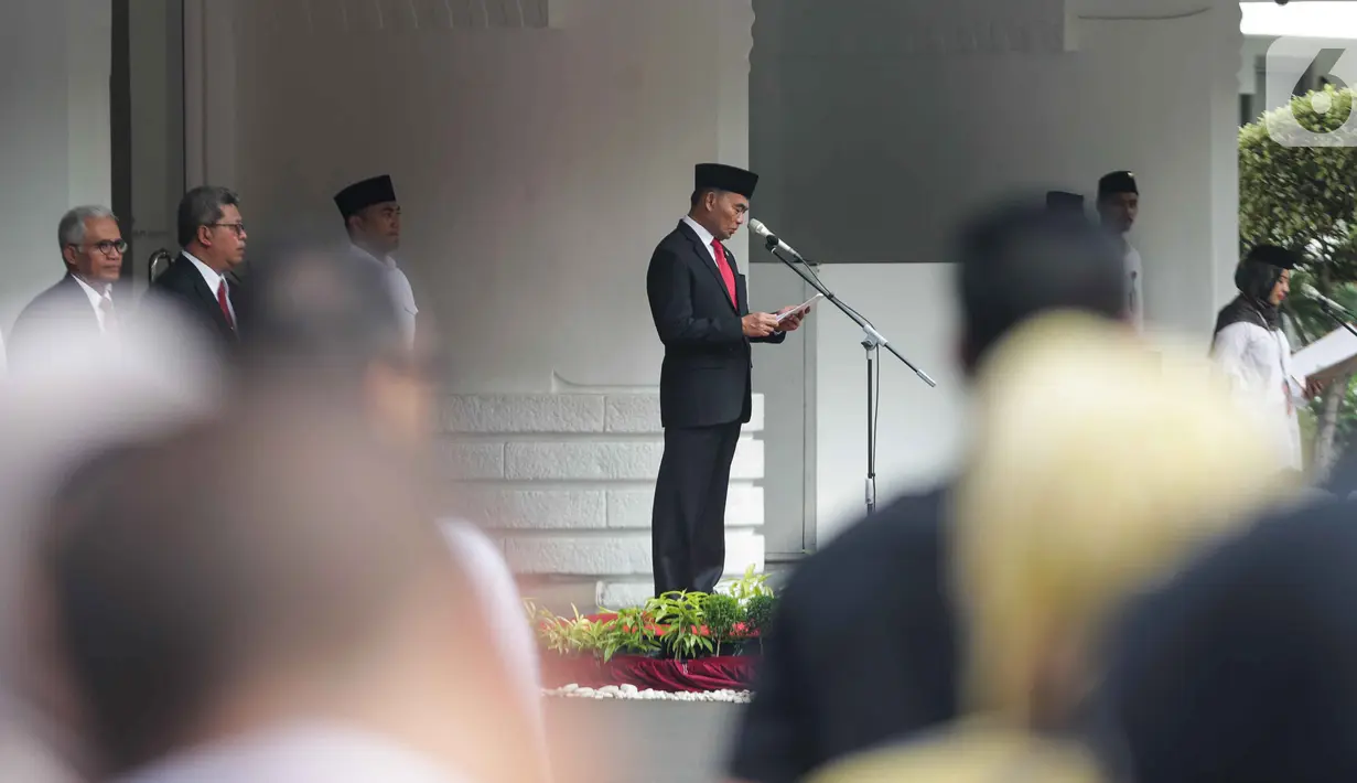 Menko PMK Muhadjir Effendy memimpin upacara peringatan Sumpah Pemuda di kantor Kemenko PMK, Jakarta, Senin (28/10/2019). Dalam upacara ini, Muhadjir juga memberikan anugerah tanda kehormatan Bintang Satyalancana Karya Satya kepada sejumlah PNS. (Liputan6.com/Faizal Fanani)
