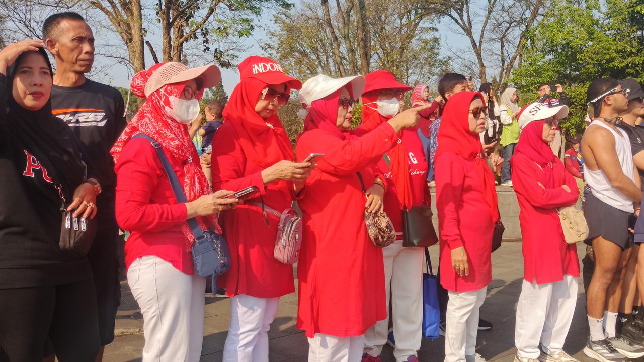 Kompak Pakai Baju Merah, Emak-Emak Bandung Antusiasi Saksikan Upacara Bendera HUT ke-80 RI di Lapangan Gasibu
