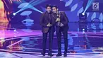 Penyanyi dangdut 2R Rizki dan Ridho D'Academy menerima piala untuk kategori duo/grup dangdut terpopuler dalam ajang Indonesian Dangdut Awards 2017 di Studio 6 EMTEK CITY, Jakarta, Jumat (13/10). (Liputan6.com/Herman Zakharia)