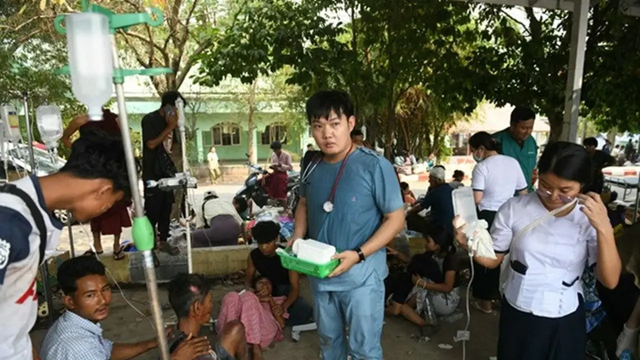 Seorang petugas medis dikelilingi oleh para penyintas gempa magnitudo 7,7 yang membutuhkan perhatian di sebuah rumah sakit di Naypyidaw pada Jumat (28/3/2025).
