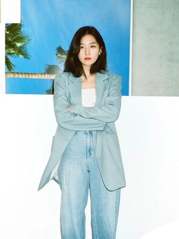 10 Ide Padu Padan Outfit Warna Biru Muda ala Seleb Korea, Jessica Jung-IU