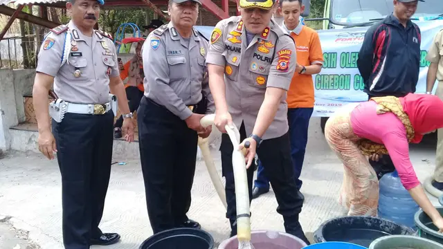 Warga Cirebon Mengandalkan Bantuan Air Bersih Ditengah Kemarau Panjang