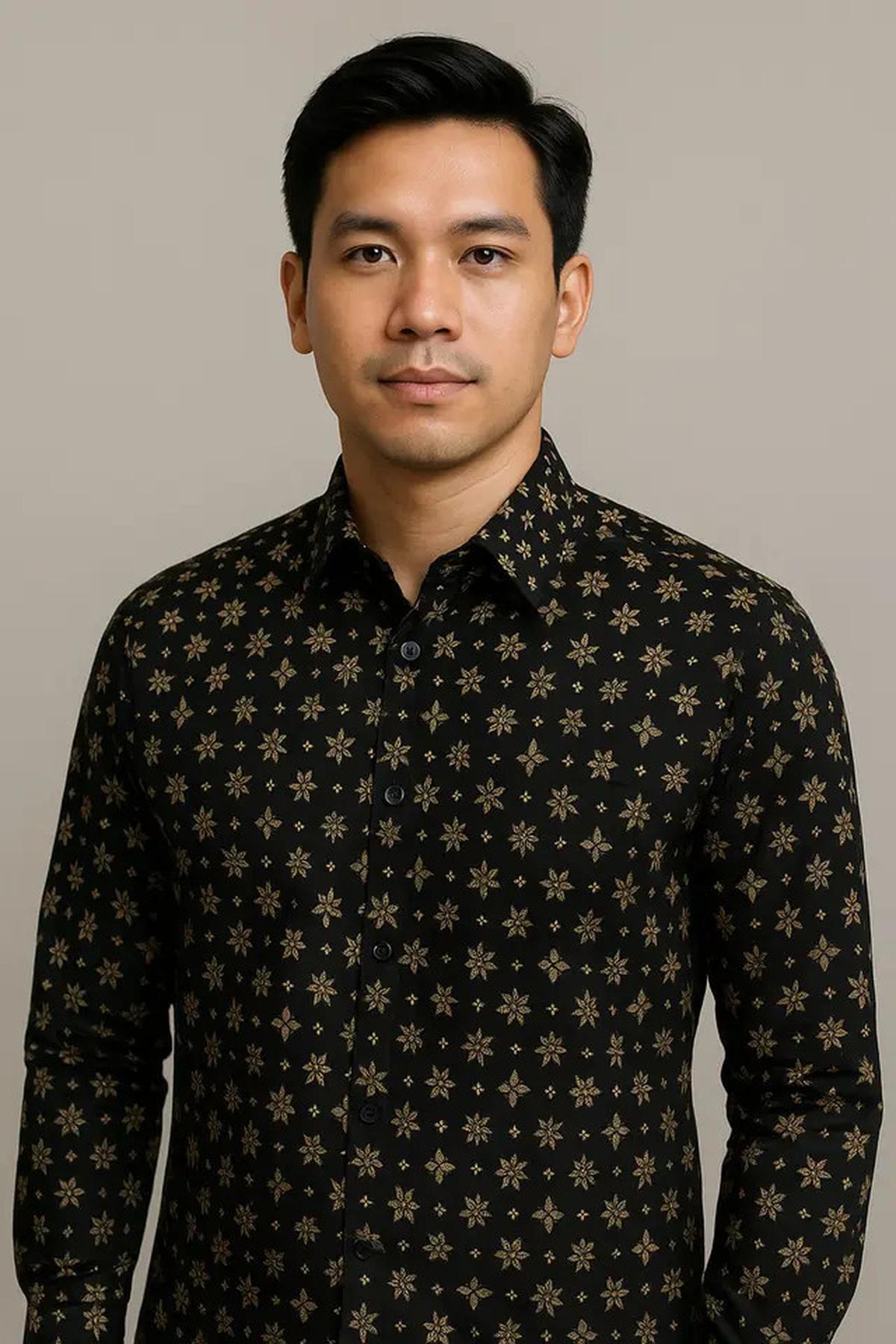 10 Model Baju Batik Pria Kombinasi Hitam, Ini Padu Padan yang Bikin Kamu Tampil Keren saat Kondangan