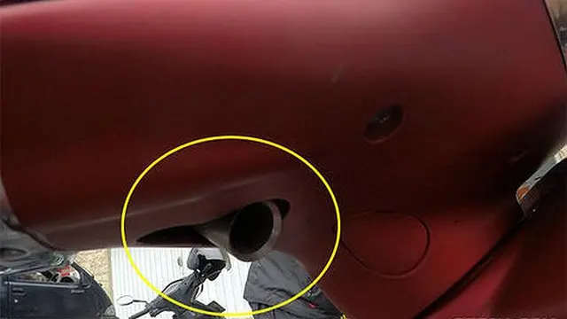 Lubang di bawah setang Vespa