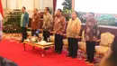 Presiden Joko Widodo bersama jajaran menteri dan Ketua KPK, Agus Rahardjo menyanyikan lagu Indonesia Raya pada acara penyerahan dokumen Strategi Nasional (Stranas) Pencegahan Korupsi di Istana Negara, Jakarta, Rabu (13/3). (Liputan6.com/Angga Yuniar)