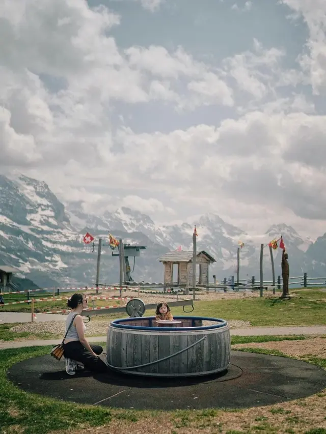 Potret Sabai Morscheck Liburan di Swiss Bareng Anak