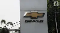 Logo Chevrolet terpajang di show room penjualan mobil di Jakarta, Rabu (30/10/2019). General Motors (GM) akan tetap memberikan pelayanan kepada pelanggan dalam bentuk layanan garansi dan purnajual kendati menghentikan penjualan Chevrolet di pasar domestik Indonesia. (Liputan6.com/Angga Yuniar)