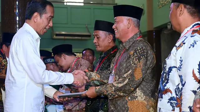 Penyerahan sertifikat wakaf di Masjid Agung Sidoarjo, Kabupaten Sidoarjo, Provinsi Jawa Timur, pada Rabu, 27 Desember 2023. (Foto: Muchlist Jr/BPMI Setpres)