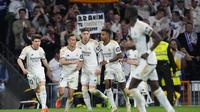 Lucas Vazquez dari Real Madrid, kedua dari kiri, merayakan bersama rekan satu timnya setelah mencetak gol kedua timnya dalam pertandingan sepak bola La Liga Spanyol antara Real Madrid dan Barcelona di stadion Santiago Bernabeu di Madrid, Spanyol, Minggu, 21 April 2024. (AP Photo /Manu Fernandez)