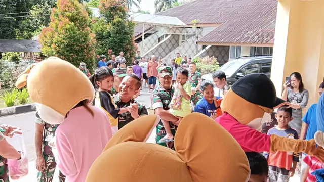 Dandim 1309/Manado Kolonel Inf Himawan Teddy Laksono SIKom MTr (Han) ikut menghibur anak-anak di lokasi pengungsian yang berada di kantor BPMP Provinsi Sulut pada, Kamis (16/5/2024) pagi.