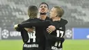 Para pemain Borussia Moenchengladbach merayakan gol yang dicetak oleh Alassane Plea pada laga Liga Champions di Stadion Borussia Park, Rabu (2/12/2020). Inter Milan menang dengan skor 3-2. (AP/Martin Meissner)