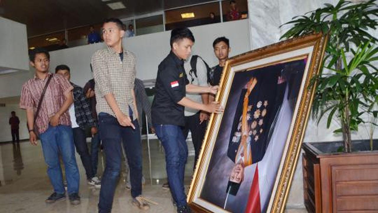 Saat mahasiswa turunkan foto SBY 