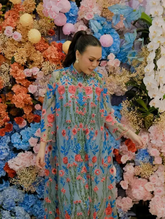 Ketiganya tampil kompak kenakan lace dress dari @lacebyartkea. Petty Hasibuan tampil menawan dengan long dress warna biru muda yang dihiasi bordiran bunga mawar warna peach segar.