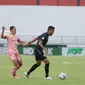 Penyerang asing PSS Sleman, Wander Luiz berusaha lepas dari kawalan gelandang Madura United, Slamet Nurcahyo (Dok. PSS Sleman)