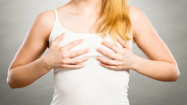 Kebiasaan Meremas Payudara Bisa Picu Kanker Payudara? (Anetlanda/Shutterstock)