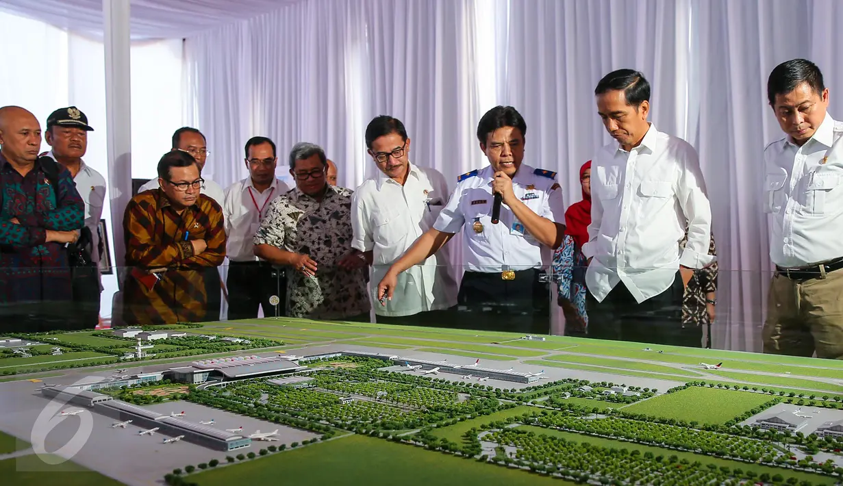 Presiden Joko Widodo (kedua kanan) dan Menhub Ignasius Jonan (kanan) saat meninjau bandara Internasional Kertajati di Majalengka, Jawa Barat, (14/1). Rencananya pertengahan 2018 bandara ini bisa segera dioperasikan. (Liputan6.com/Faizal Fanani)