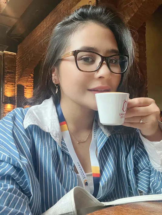 Untuk OOTD yang effortless, kamu bisa kenakan kemeja bergaris dan kacamata full frame [@prillylatuconsina96]