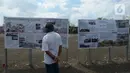 Warga melihat peta pembangunan Kampung Akuarium di wilayah Penjaringan, Jakarta Utara, Jumat (21/8/2020). Pembangunan kampung susun Akuarium nantinya dibangun di tanah seluar 10.300 meter persegi dengan total 241 unit hunian. (merdeka.com/Imam Buhori)