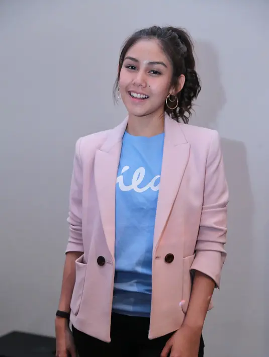 "Aku mau ajak yang nonton Dilan pacaran berdua, aku mau nyamukin di bioskop aku tuh mau lihat lucunya gimana (orang pacaran)," ujar Vanesha Prescilla. (Adrian Putra/Bintang.com)