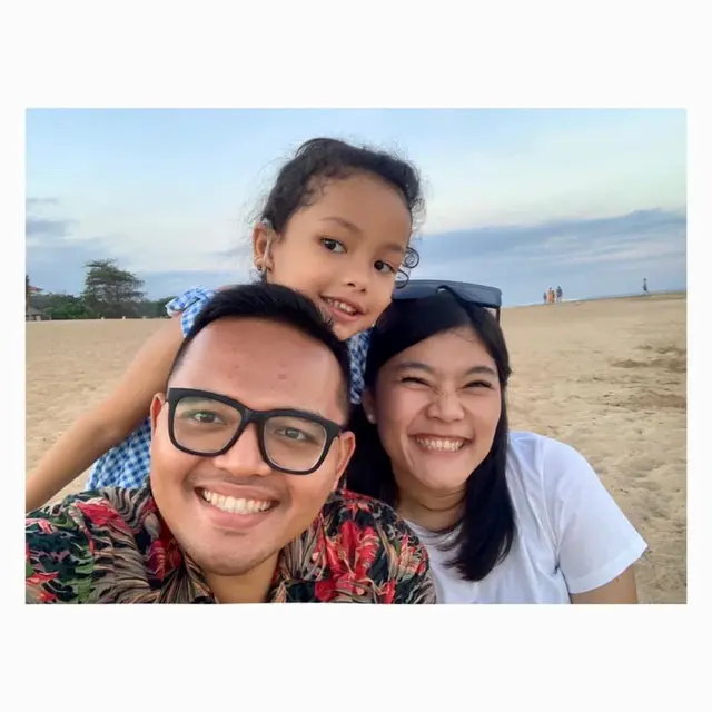 Beatrix Purba bersama orangtuanya (ist)