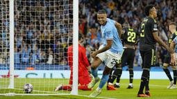 Manuel Akanji tampil disiplin saat menjaga lini pertahanan Manchester City. Meski bermain sebagai bek tak menghalangi Akanji turut dalam pesta gol City ke gawang Madrid pada laga ini. Ia mencetak satu dari empat gol City pada laga tersebut. (AP Photo/Jon Super)