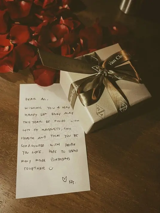 Pada kesempatan ini, Anya juga mendapat pesan manis dan hadiah dari sang kekasih.