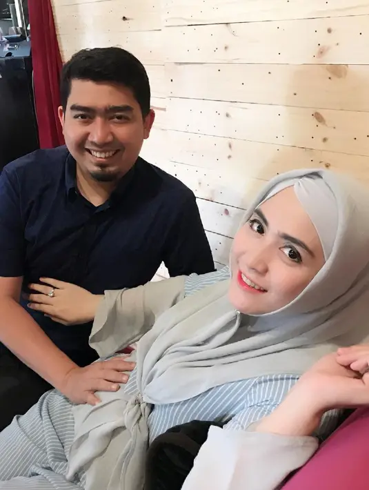 Seperti diketahui, pasangan pesinteron dan ustaz ini mengikuti bayi tabung untuk kembali mendapatkan buah hati. April kini sedang mengandung kembar dalam usia 4 bulan. (Instagram/apriljasmine85)