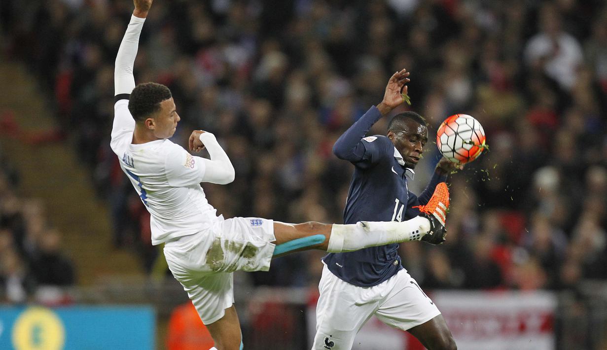 Pemain Inggris Dele Alli (kiri) berebut bola dengan pemain Prancis Blaise Matuidi  pada laga persahabatan antara Inggris vs Prancis di Wembley, London, Rabu (r18/11/2015) dini hari WIB. (AFP Photo/Ian Kington)