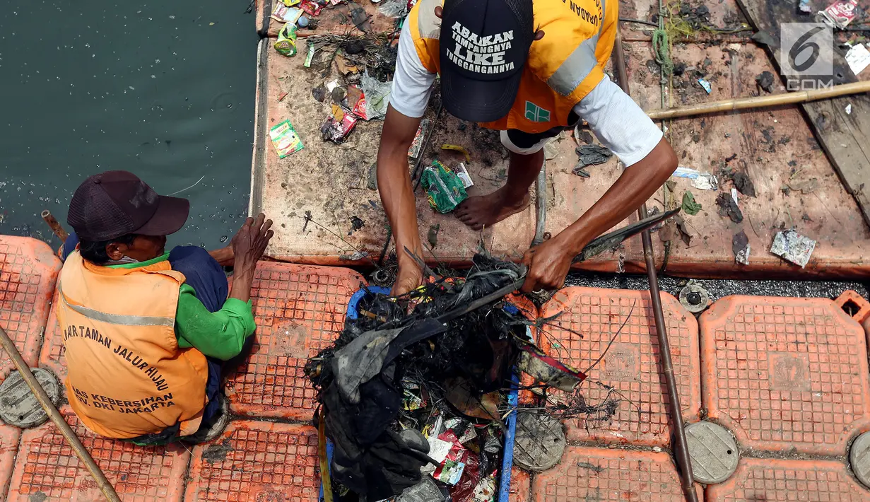 Petugas mengangkat sampah dari Kali Sekretaris, Jakarta, Rabu (1/11). Kegiatan ini juga dilakukan untuk mempercantik kali-kali yang ada sehingga bersih dari sampah. (Liputan6.com/Johan Tallo)