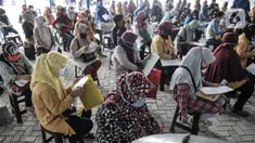Para orangtua dari anak penerima Kartu Jakarta Pintar (KJP) mengisi berkas untuk mengurus pengambilan buku rekening dan kartu ATM Bank DKI saat penyaluran KJP Plus tahap dua di kawasan Matraman, Jakarta, Selasa (24/11/2020). (merdeka.com/Iqbal S. Nugroho)