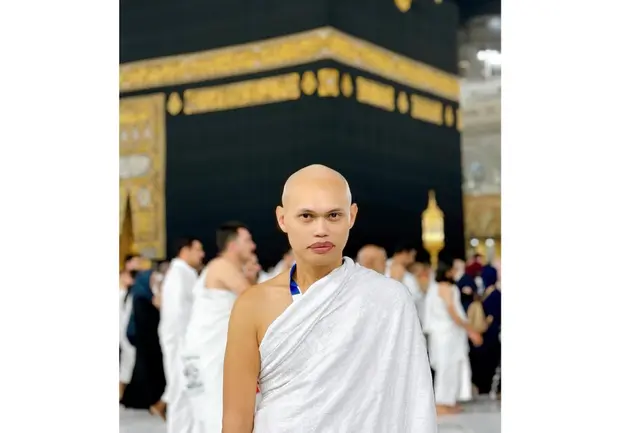 7 Potret Wanda Hara tampil dengan kepala plontos saat umrah, tuai pujian