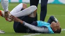 Penyerang timnas Prancis, Kylian Mbappe meringis kesakitan setelah mengalami cedera pada sesi latihan menjelang Piala Dunia 2018 di Istra, Rusia, Selasa (12/6). Pada sesi latihan, Kylian Mbappe mengalami cedera engkel. (AP/David Vincent)