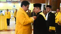 Getua Umum Golkar Airlangga Hartarto melantik hakim mahkamah partai. (Foto: Istimewa)