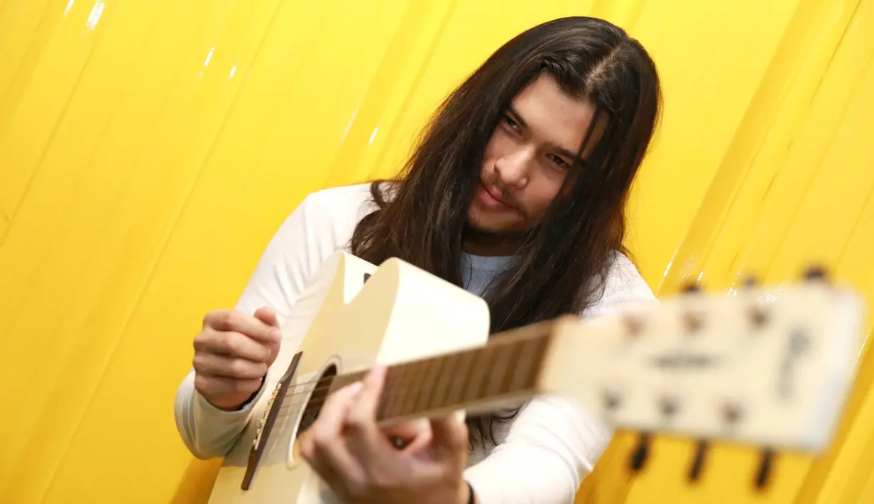 Untuk tahun ini, Virzha mengaku selalu menyempatkan untuk membaca beberapa halaman Al Quran seusai salat subuh agar target khatam Qurannya tahun ini bisa terwujud. (Adrian Putra/Bintang.com)