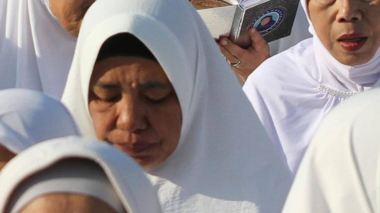 Lantunan bacaan doa-doa pun dikumandangkan oleh kaum ibu-ibu di Taman Manunggal atau tepatnya di atas lapangan sepak bola di Kelurahan Menteng, Kecamatan Bogor Barat.