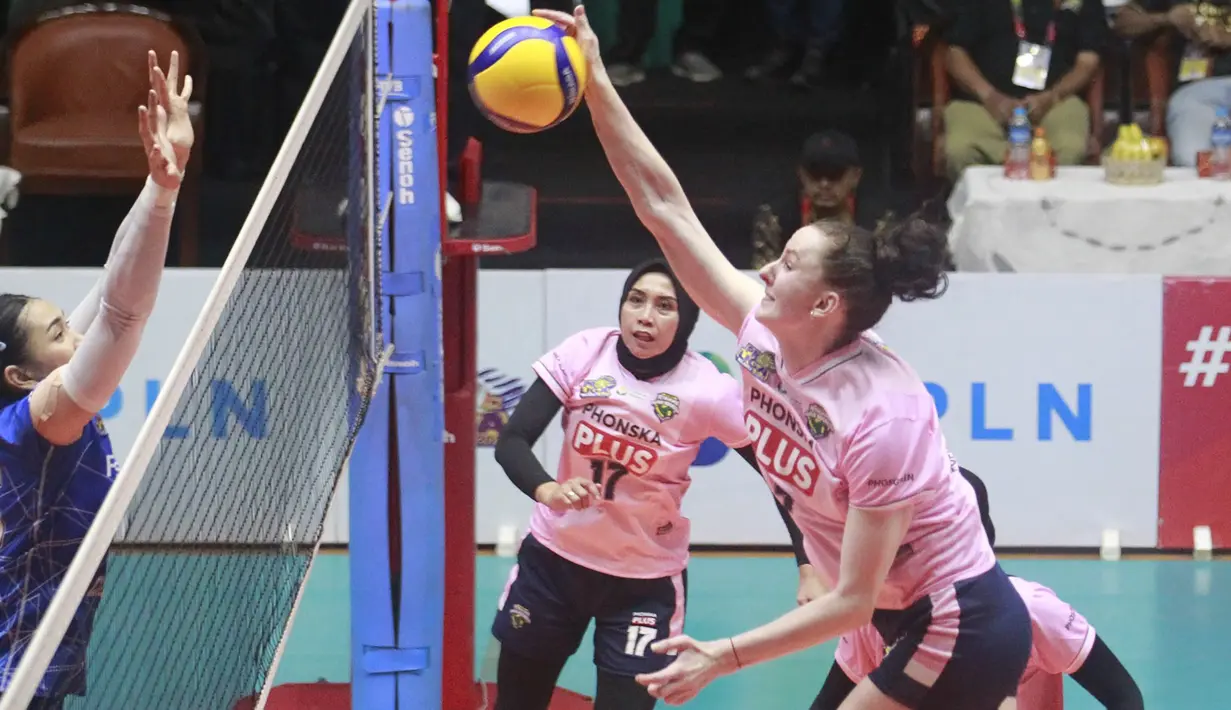 Pemain Gresik Petrokimia Pupuk Indonesia, Bogdana Anisova (kiri) melepaskan spike yang berusaha diblok pemain Jakarta Pertamina Fastron, Yolla Yuliana pada laga Final Four Proliga 2023 di GOR Tri Dharma, Gresik, Jawa Timur, Jumat (24/2/2023). Gresik Petrokimia Pupuk Indonesia menang 3-1 (23-25, 25-14, 25-19 dan 25-19). (Dok. Proliga 2023)