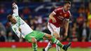 Pemain Manchester United, Phil Jones berebut bota dengan pemain Wolfsburg, Nicklas Bendtner pada laga Liga Champions di Stadion Old Trafford, Inggris, Kamis (1/10/2015). (Action Images via Reuters/Lee Smith)