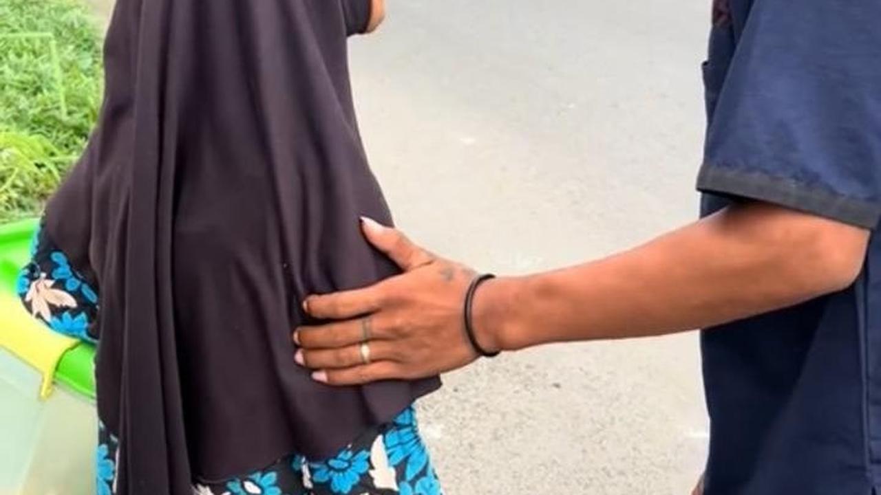 Akhirnya relawan pun memborong dagangan nenek ini dan mengganti uang Rp100 ribu palsu yang didapat dari pembeli lain yang menipunya.