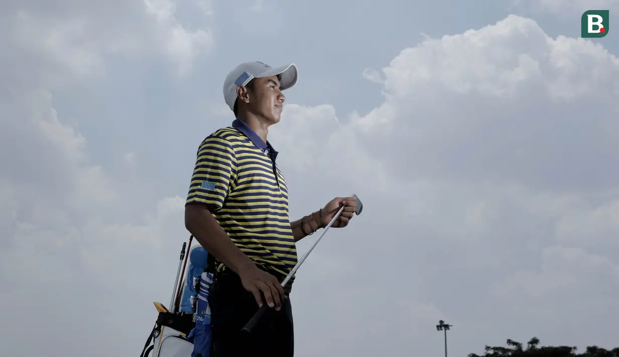 Pegolf Indonesia, Narajie Emerald Putra, berpose usai latihan di Padang Golf Modernland, Tangerang, Rabu (28/3/2018). Narajie akan memeprkuat tim golf indonesia di 2 nomor yaitu individual putra dan beregu putra. (Bola.com/M Iqbal Ichsan)