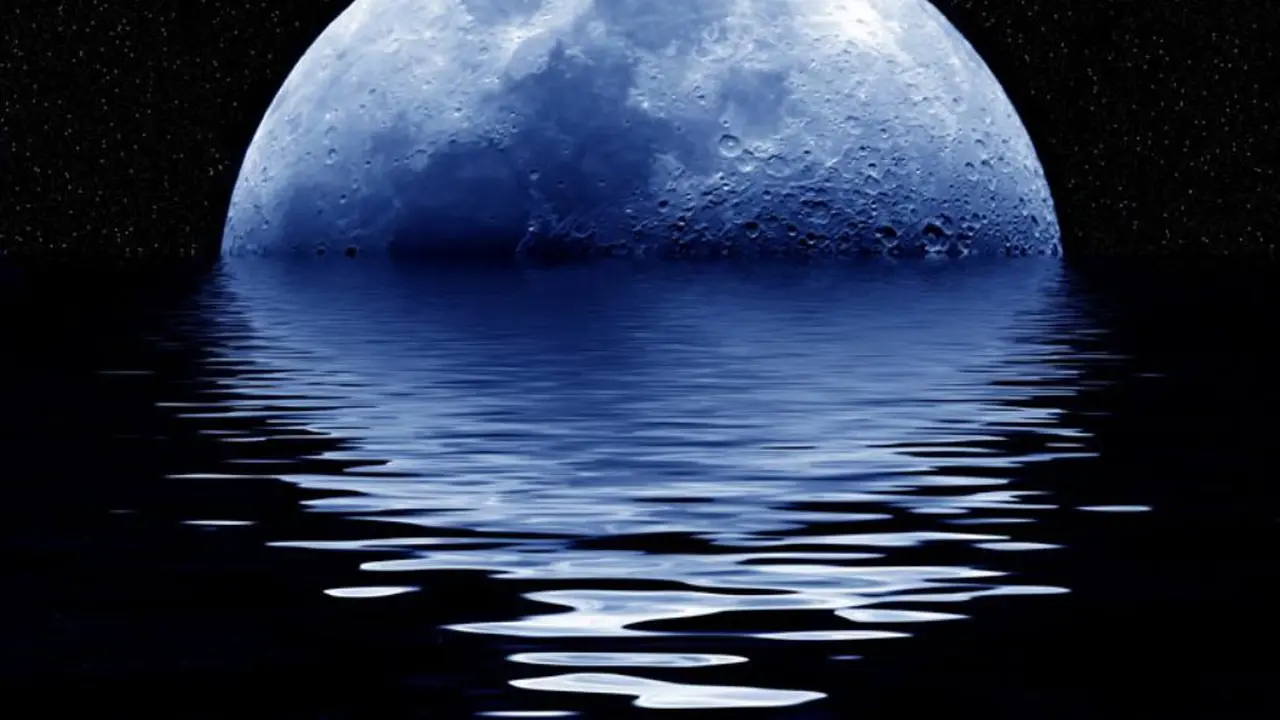 Bulan Biru Menghampiri Langit Bumi